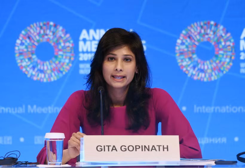 Bà Gita Gopinath, nhà kinh tế trưởng tại Quỹ Tiền tệ quốc tế (IMF), phát biểu trong cuộc họp báo ở Washington, DC, Mỹ. (Ảnh: AFP/TTXVN)