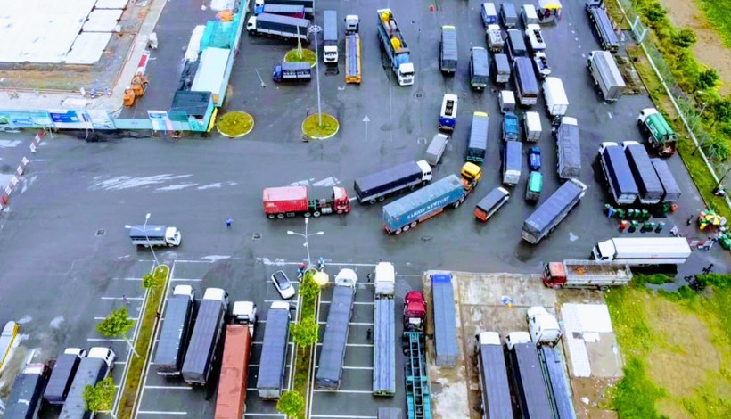 Hàng chục xe tải, xe container nằm chờ được vào TP. Cần Thơ giao nhận hàng trong ngày 26/8 tại Bến xe trung tâm thành phố. (Ảnh: TTXVN phát)