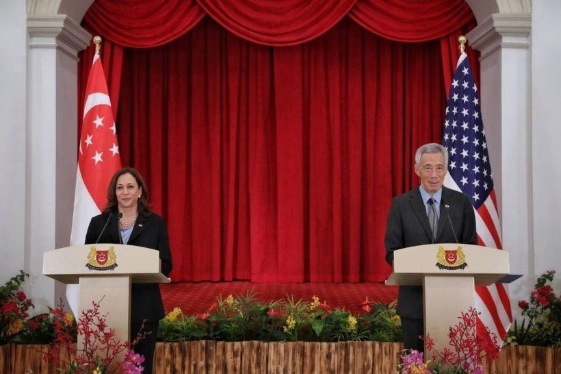 Thủ tướng Singapore Lý Hiển Long (phải) và Phó Tổng thống Mỹ Kamala Harris tại cuộc họp báo ở Singapore ngày 23/8/2021. (Ảnh: The Straits Times/TTXVN)
