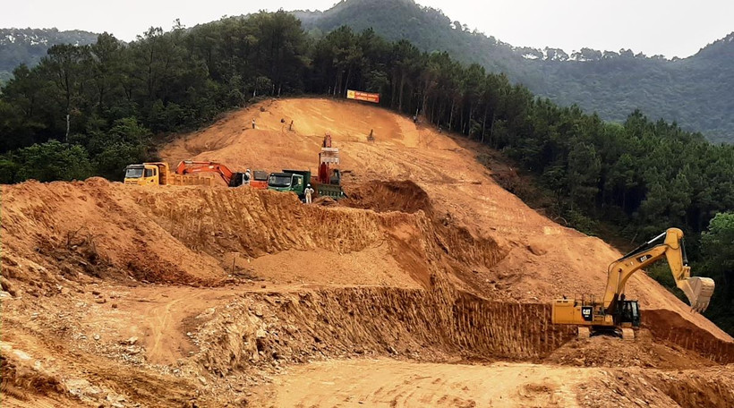 Sản lượng thi công Dự án Cao tốc Bắc-Nam giai đoạn 2021-2025 vẫn đang chậm tiến độ so kế hoạch đề ra bởi nguyên nhân chủ yếu do thiếu nguồn vật liệu cát và đất đắp. (Ảnh: Việt Hùng/Vietnam+)