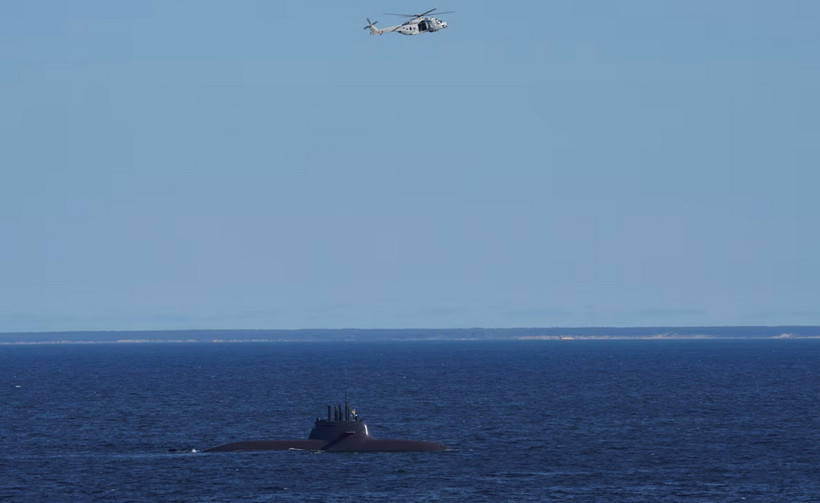 Tàu ngầm U-32 của Đức tuần tra trên biển Baltic trong cuộc tập trận chung Biển Bắc 2023. (Ảnh: REUTERS/TTXVN)