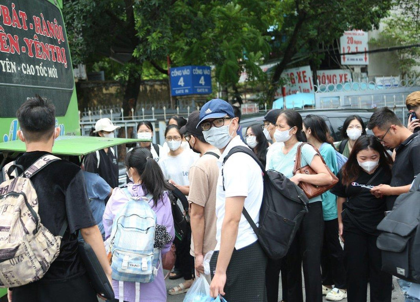 Hành khách ùn ùn trở về Thủ đô sau ngày nghỉ cuối cùng của dịp Quốc khánh 2/9. (Ảnh: Việt Hùng/Vietnam+)