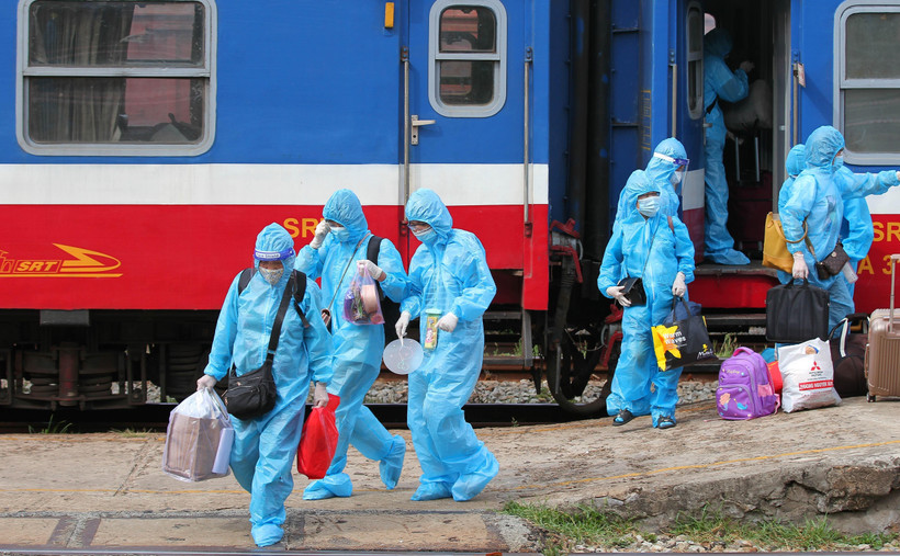 Người dân Quảng Trị trở về từ TP.Hồ Chí Minh xuống tàu tại ga Đông Hà (Quảng Trị) . (Ảnh: Hồ Cầu/TTXVN)