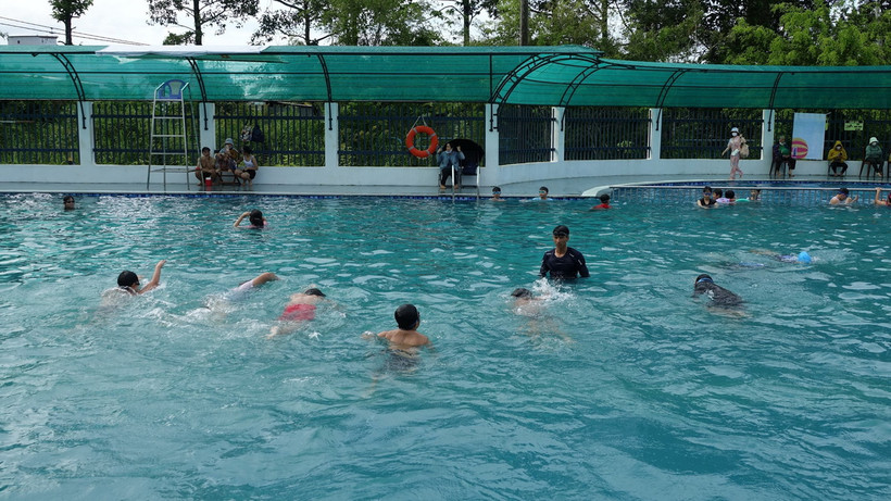 Dạy bơi cho trẻ em để phòng chống đuối nước. (Ảnh: TTXVN phát)