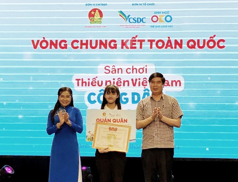 Trao giải Nhất cho em Nguyễn Trà My, lớp 7B1, Trường THCS Vinschool Times City, quận Hoàng Mai, thành phố Hà Nội. (Ảnh: Lê Phước Ngọc/TTXVN)