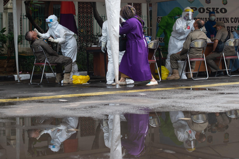 Nhân viên y tế lấy mẫu dịch xét nghiệm COVID-19 cho người dân tại Jakarta, Indonesia. (Ảnh: THX/ TTXVN)