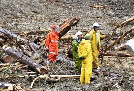 Lực lượng cứu hộ làm nhiệm vụ tại khu vực bị lở đất do ảnh hưởng của bão Haishen ở tỉnh Miyazaki, đảo Kyushu, Nhật Bản ngày 7/9/2020. (Ảnh: AFP/TTXVN)