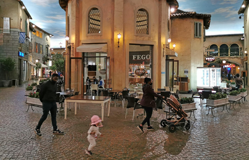 Người dân đeo khẩu trang phòng lây nhiễm COVID-19 tại Johannesburg, Nam Phi, ngày 21/8/2020. (Ảnh: THX/TTXVN)