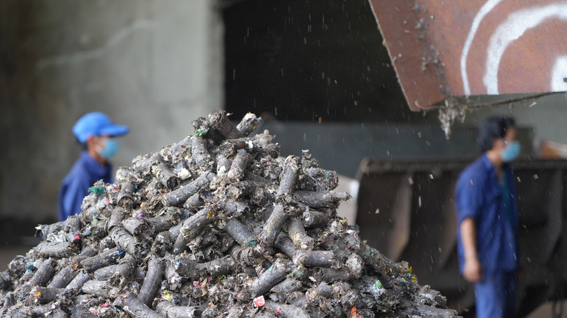 Xử lý rác thải. (Ảnh: Minh Phú/TTXVN)