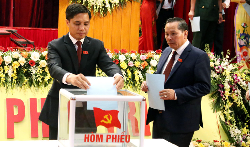 Các đại biểu bầu trực tiếp Bí thư Thành ủy Hạ Long tại Đại hội đại biểu Đảng bộ thành phố Hạ Long (Quảng Ninh). (Ảnh: Văn Đức/TTXVN)