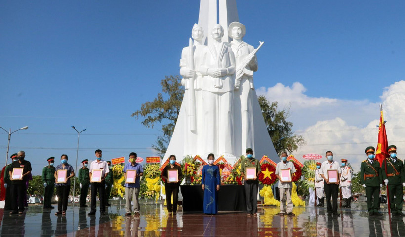 Lãnh đạo tỉnh Kiên Giang trao giấy xác nhận kết quả giám định ADN xác định danh tính hài cốt liệt sỹ cho thân nhân các liệt sỹ. (Ảnh: Lê Huy Hải/TTXVN)
