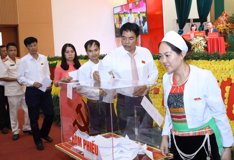 Các đại biểu bỏ phiếu bầu Ban Chấp hành Đảng bộ huyện Quốc Oai, nhiệm kỳ 2020-2025. (Ảnh: Văn Điệp/TTXVN)