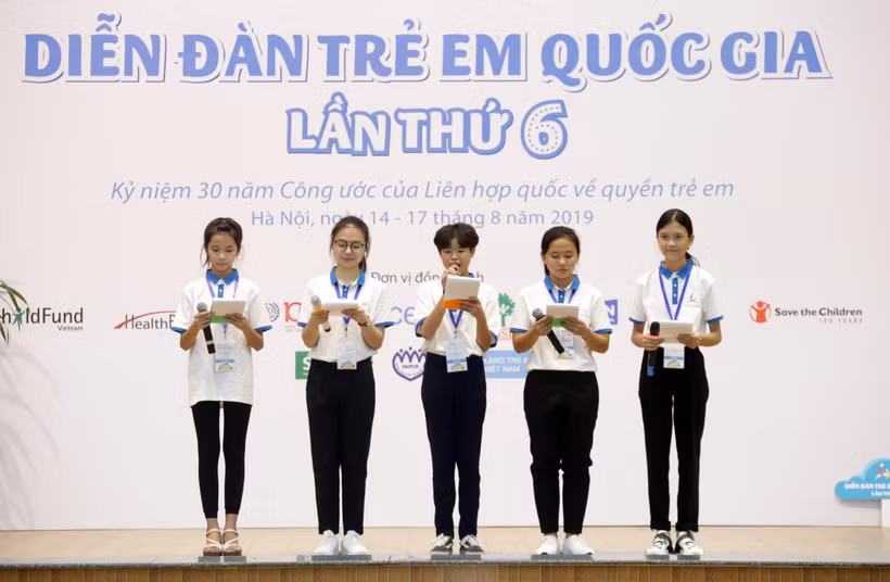 Đại biểu trẻ em đưa ra các thông điệp của mình tại Diễn đàn. (Ảnh: Anh Tuấn/TTXVN)