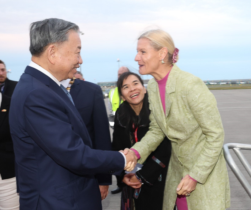 Bộ trưởng Nông nghiệp , Thực phẩm và Hải dương Ireland Pippa Hackett tiễn Tổng Bí thư, Chủ tịch nước Tô Lâm tại sân bay Dublin. (Ảnh: Trí Dũng/TTXVN)