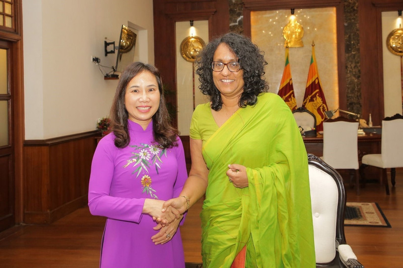 Đại sứ Trịnh Thị Tâm chào xã giao Thủ tướng Sri Lanka Harini Amarasuriya. (Ảnh TTXVN phát)