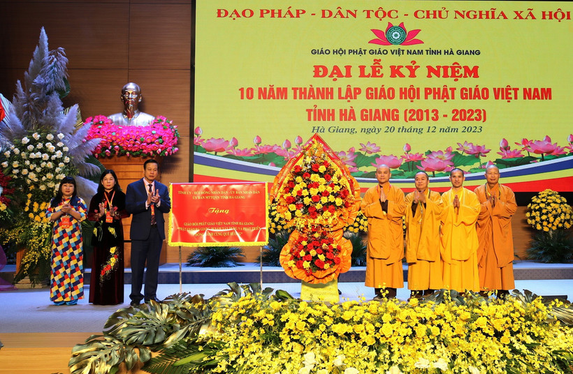 Lãnh đạo tỉnh Hà Giang chúc mừng Giáo hội Phật giáo tỉnh Hà Giang nhân kỷ niệm 10 năm ngày thành lập. (Ảnh: Minh Tâm/TTXVN)