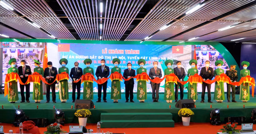 Cắt băng khánh thành Tuyến đường đắt đô thị đầu tiên tại Hà Nội. (Ảnh: Minh Hiếu/Vietnam+)