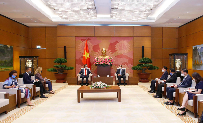 Chủ tịch Quốc hội Vương Đình Huệ tiếp Đại sứ EU tại Việt Nam. (Ảnh: Doãn Tấn/TTXVN)