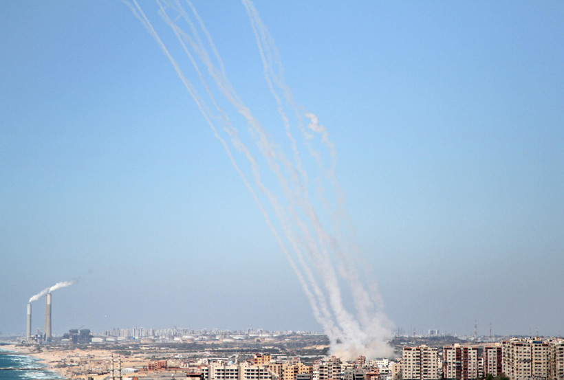 Rocket được phóng từ Dải Gaza xuống lãnh thổ Israel ngày 18/5/2021. (Ảnh: THX/TTXVN)