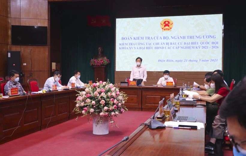 Thứ trưởng Bộ Nội vụ Trần Anh Tuấn làm việc với lãnh đạo tỉnh Điện Biên. (Ảnh: Xuân Tư/TTXVN)