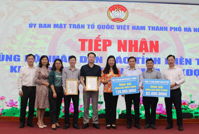 Ủy ban Mặt trận Tổ quốc Việt Nam thành phố Hà Nội tổ chức lễ tiếp nhận ủng hộ của nhiều cơ quan, đơn vị, doanh nghiệp. (Ảnh: Nguyễn Thắng/TTXVN)