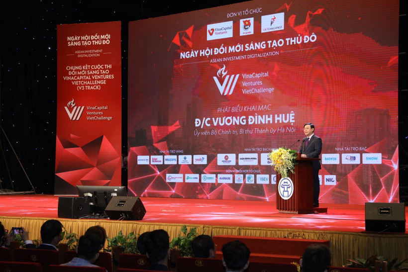 Bí thư Thành ủy Hà Nội Vương Đình Huệ phát biểu tại Ngày hội Đổi mới sáng tạo Thủ đô. (Ảnh: Văn Điệp/TTXVN)