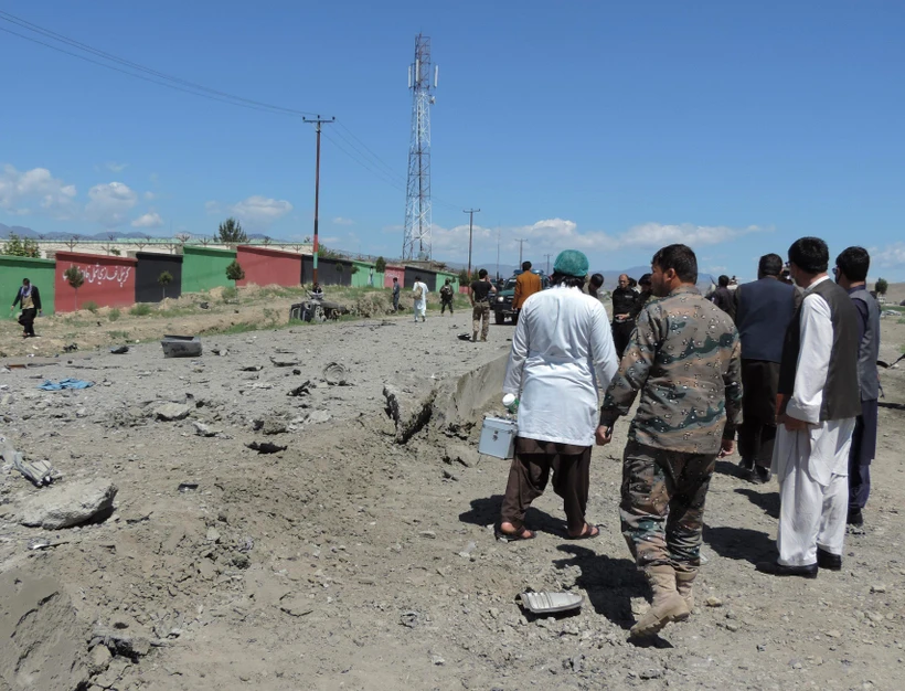 Nhân viên an ninh Afghanistan điều tra tại hiện trường vụ đánh bom liều chết do Taliban thực hiện ở tỉnh Khost ngày 21/4/2020. (Ảnh: THX/TTXVN)
