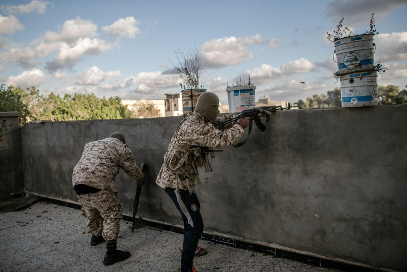 Lực lượng Chính phủ Đoàn kết Dân tộc Libya (GNA) trong cuộc giao tranh với lực lượng miền Đông tự xưng Quân đội quốc gia Libya (LNA) tại Ain-Zara ở Tripoli ngày 30/3/2020. (Ảnh: THX/TTXVN)