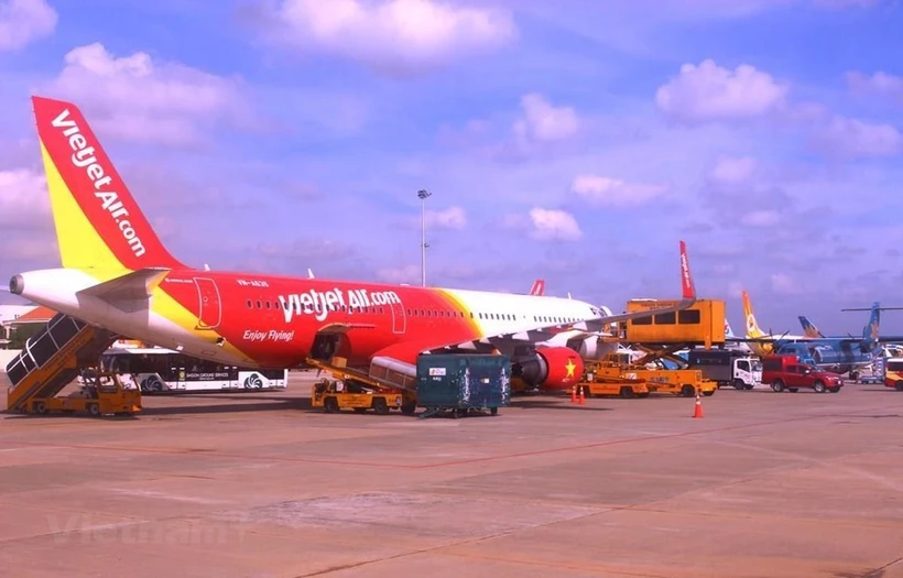 Máy bay hãng hàng không Vietjet chở thêm hàng hóa. (Ảnh: Việt Hùng/Vietnam+)