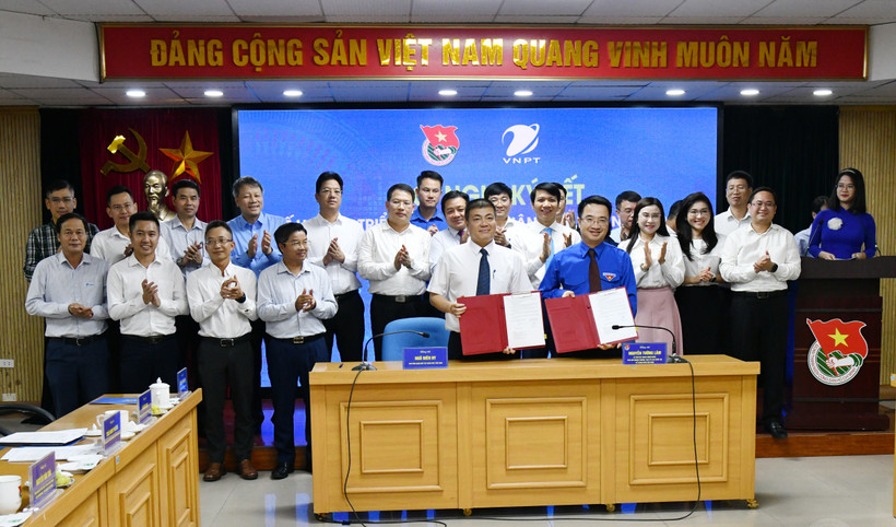 Lễ ký kết kế hoạch triển khai Thỏa thuận hợp tác năm 2024 giữa VNPT và Trung ương Đoàn. (Ảnh: T.Q/Vietnam+)