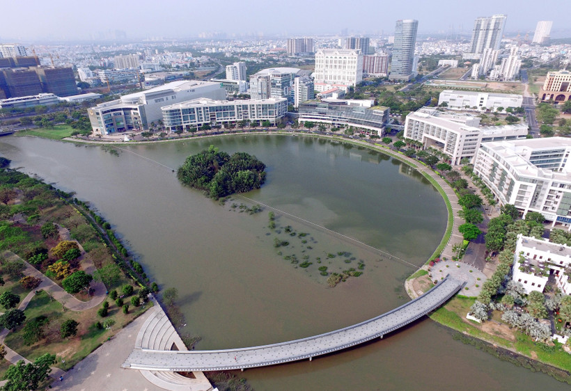 Hồ Bán nguyệt trong Khu đô thị Phú Mỹ Hưng, quận 7. (Ảnh: Quang Nhựt/TTXVN)