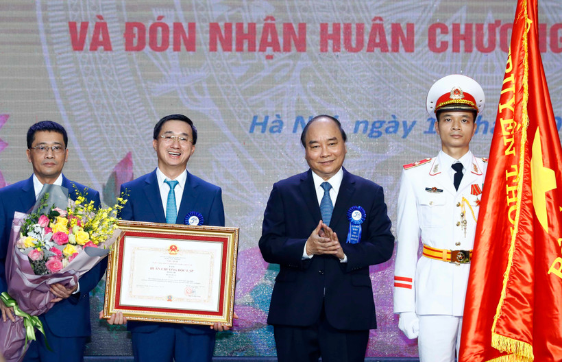 Thủ tướng Nguyễn Xuân Phúc trao Huân chương Độc lập hạng Ba cho Bệnh viện K Trung ương. (Ảnh: Thống Nhất/TTXVN)