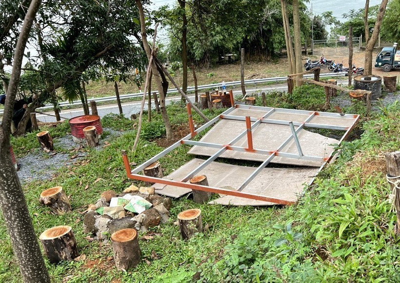 Chủ đầu tư khu du lịch Đồi Cừu Hải Vân tự ý chặt cây, lắp đặt các sạp gỗ để kinh doanh. (Ảnh: TTXVN phát)