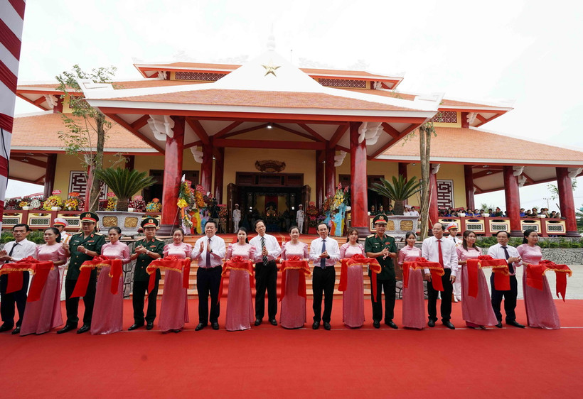 Các đại biểu thực hiện nghi thức cắt băng khánh thành Đền thờ Anh hùng Liệt sỹ Rừng Sác-Cần Giờ. (Ảnh: Xuân Khu/TTXVN)