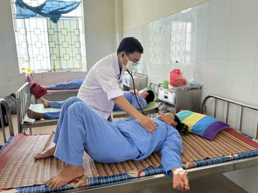 Bác sỹ kiểm tra sức khỏe cho bệnh nhân bị ngộ độc. (Ảnh: TTXVN phát)