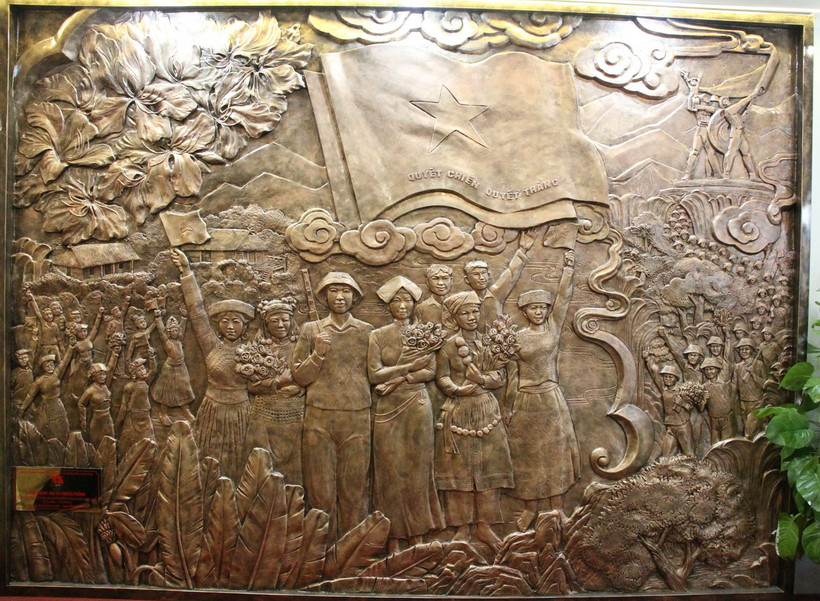 Bức phù điêu có chiều cao 2,7m, rộng, 3,7m với điểm nhấn là hình ảnh đoàn quân chiến thắng, nhân dân các dân tộc Tây Bắc tay cầm cờ, hoa vui mừng chào đón bộ đội Cụ Hồ. (Ảnh: Phan Quân/ TTXVN)