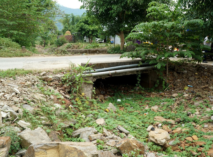 Suối Khe Định (xã Hòa Bắc, huyện Hòa Vang, thành phố Đà Nẵng) đã cạn trơ đáy từ đầu năm nay. (Ảnh: Quốc Dũng/TTXVN)