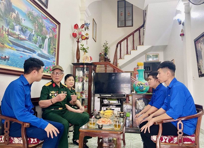 Cựu chiến binh Bùi Kim Thoa, tỉnh Ninh Bình, chiến sỹ trực tiếp tham gia chiến dịch Điện Biên Phủ chia sẻ về những trận chiến đấu khốc liệt cùng đồng đội ở đồi A1, Him Lam, Mường Thanh, Bản Kéo... cho thế hệ trẻ. (Ảnh: Hải Yến/ TTXVN)