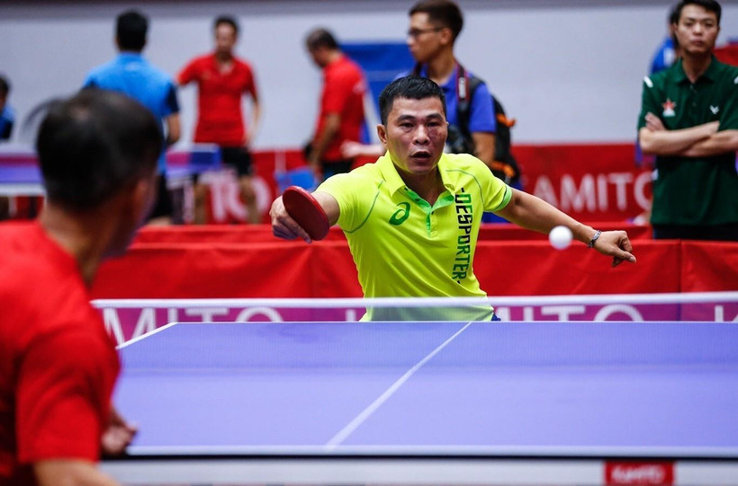 Trận thi đấu đầu tiên của Giải bóng bàn Cúp Hội Nhà báo diễn ra giữa hai đơn vị Đài TH Hà Nội và báo Quân đội Nhân dân (áo vàng). (Ảnh: Trọng Đạt/TTXVN)