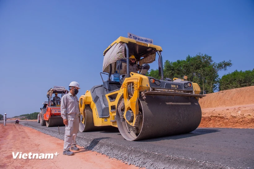 Nhà thầu thi công nền đường một đoạn tuyến Dự án đường bộ cao tốc Bắc-Nam phía Đông giai đoạn 2021-2025. (Ảnh: Việt Hùng/Vietnam+)