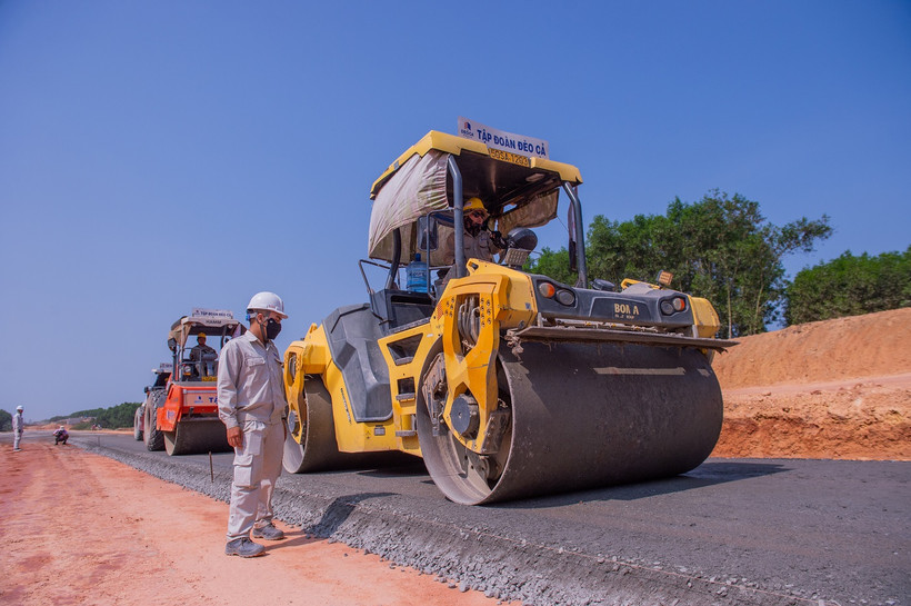 Nhà thầu thi công nền đường tại Dự án cao tốc Quảng Ngãi-Hoài Nhơn. (Ảnh: PV/Vietnam+)