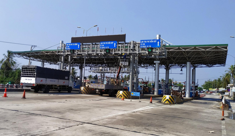 Trạm BOT Cai Lậy đang được tu sửa sau hơn 1 năm ngưng hoạt động. (Ảnh: Nam Thái/TTXVN)