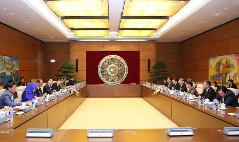 Ủy ban Đối ngoại của Quốc hội làm việc với Đoàn Ủy ban Đối ngoại, Hợp tác Quốc tế, Thông tin và Truyền thông Quốc hội Campuchia. (Ảnh: Dương Giang/TTXVN)