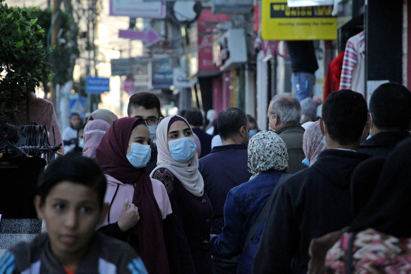 Người dân đeo khẩu trang phòng lây nhiễm COVID-19 tại Gaza, Palestine. (Ảnh: THX/TTXVN)