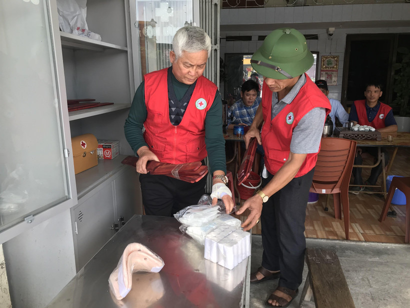 Các thành viên tại chốt sơ cấp cứu đang chuẩn bị những thiết bị cấp cứu khi có tai nạn xảy ra. (Ảnh: Tiến Vĩnh/TTXVN)