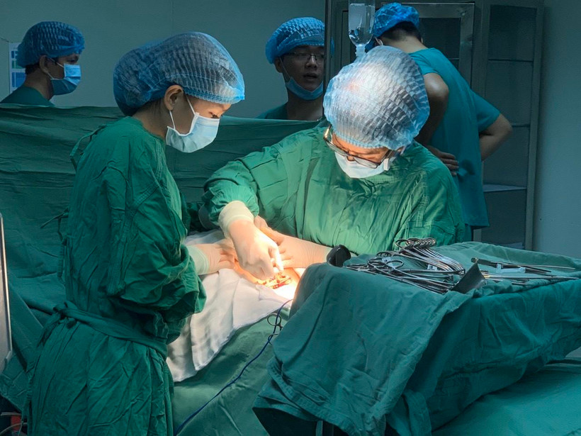 Ca phẫu thuật cho mẹ con sản phụ bị sốt xuất huyết. (Ảnh: TTXVN phát)