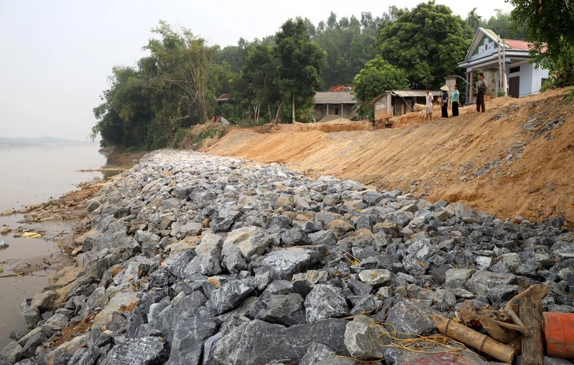 Vị trí kè đá khẩn cấp và con đường của người dân khu 8, xã Xuân Quang vẫn đang bị lún tiếp. (Ảnh: Trung Kiên/TTXVN)
