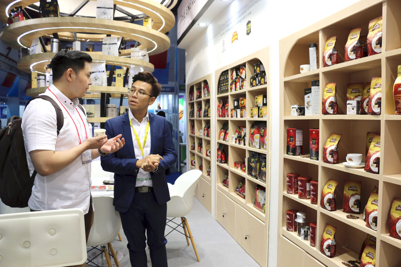 Khách hàng tham quan, tìm hiểu sản phẩm càphê Trung Nguyên tại Hội chợ quốc tế về thực phẩm, đồ uống và công nghệ SIAL InterFood 2019 tại Jakarta. (Ảnh: Hữu Chiến/Vietnam+)