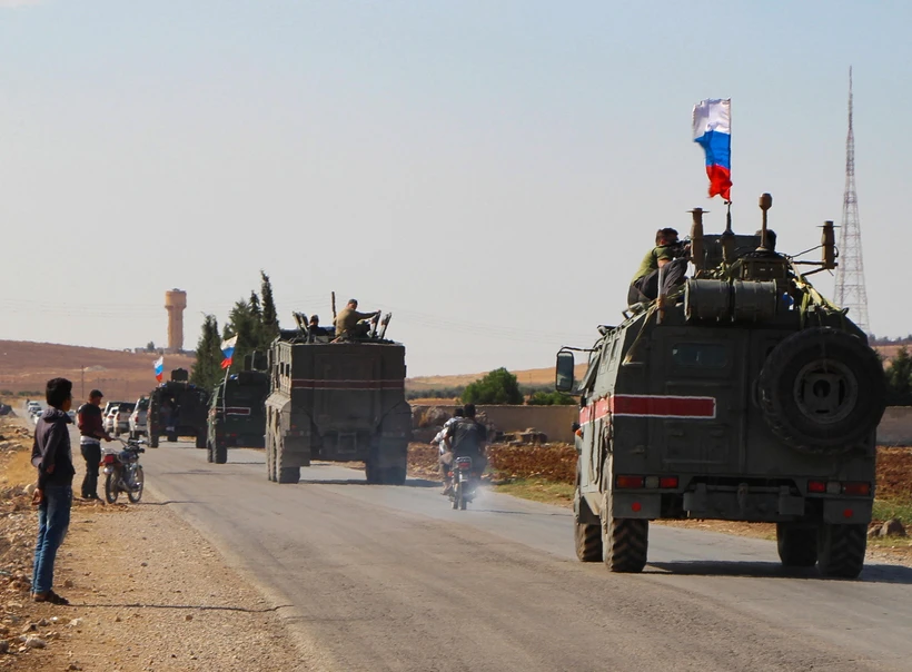 Binh sỹ Nga tham gia tuần tra chung tại Kobane,Syria. (Ảnh: AFP/TTXVN)