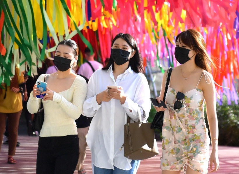 Người dân Thái Lan đeo khẩu trang để phòng chống dịch COVID-19. (Ảnh: Ngọc Quang/TTXVN)